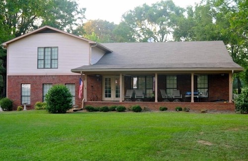 Oxford House | Beautiful Farmhouse- Easy Ride to the Square/Stadium.