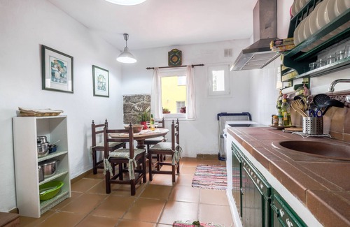 Tacoronte Apartment | Beautiful “Finca el Trazo” with Mountain View, Shared Garden, Terrace & Wi-Fi