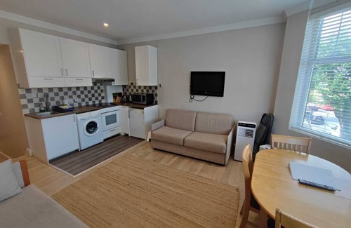 Brent Apartment | Beautiful Flat-12 minutes(tube)to Oxford Street,Accommodates up to 6