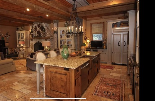 Moss Villa | Beautiful French country style Villa within 10 min of downtown Laurel!!!!