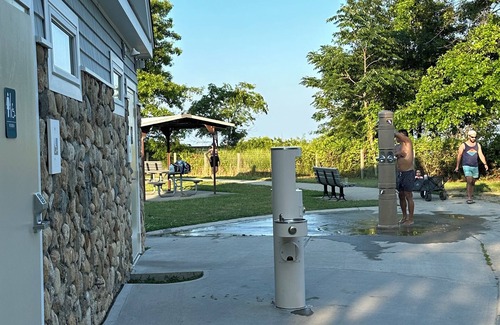 Devon House | Beautiful fully equipped CT Walnut Beach cottage w/SUP & Kayak 4 min from beach!