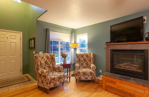 Fort Collins House | Beautiful fully furnished 4 bd with large deck, granite and yard with dog door
