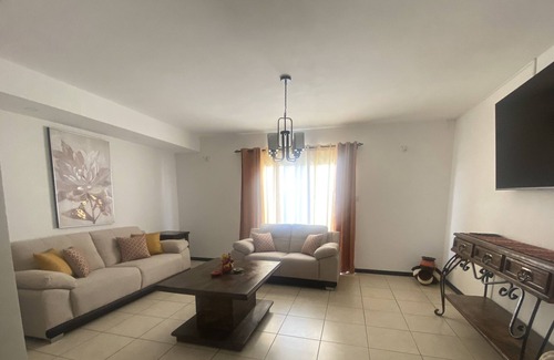 Colonia Vista Hermosa Uno House | Beautiful Guatemala home in the city