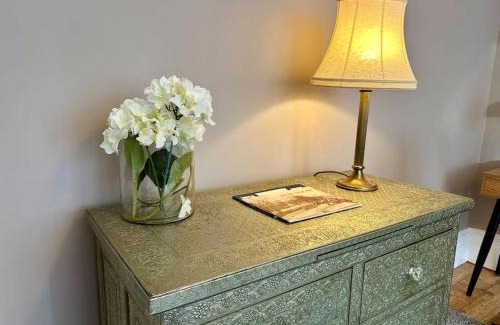 Walpole Apartment | Beautiful Garden Apartment Ealing