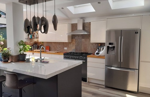 Tudor House | Beautiful Airy house by river Thames