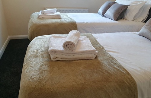 Woking House | Beautiful Gloster House with Large Garden and Free Parking