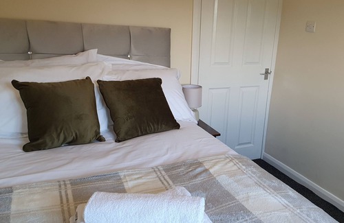 Woking House | Beautiful Gloster House with Large Garden and Free Parking