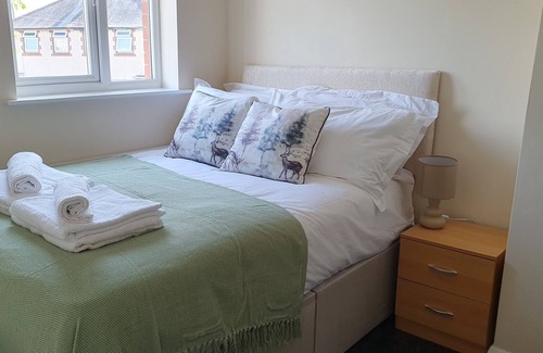 Woking House | Beautiful Gloster House with Large Garden and Free Parking