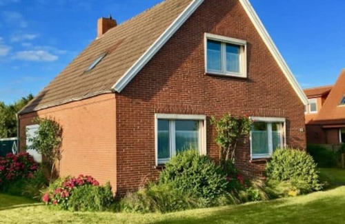 Borkum Apartment | Beautiful ground floor apartment with free parking