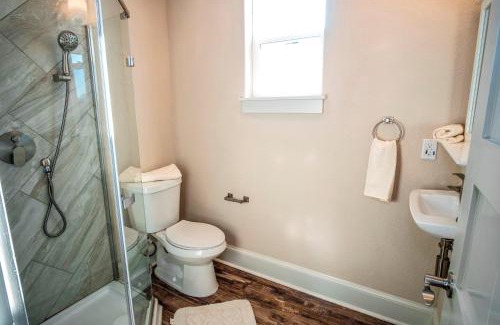 Near East Side Apartment | Beautiful Guest House on New Built Home Near Downtown
