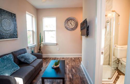 Near East Side Apartment | Beautiful Guest House on New Built Home Near Downtown