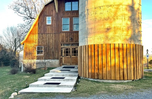 Lexington Apartment | Beautiful Guest Room in 100year old Remodeled Dairy Barn