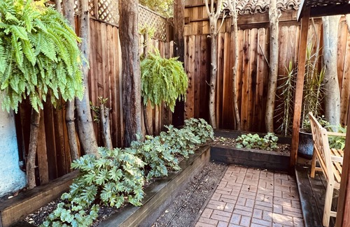 Norma Triangle Apartment | Beautiful Guest House with Zen-Inspired Private Garden in W Hollywoodnn