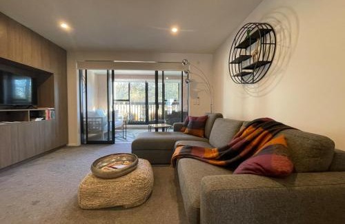 Addington Apartment | Beautiful Hagley Park view apartment in CBD