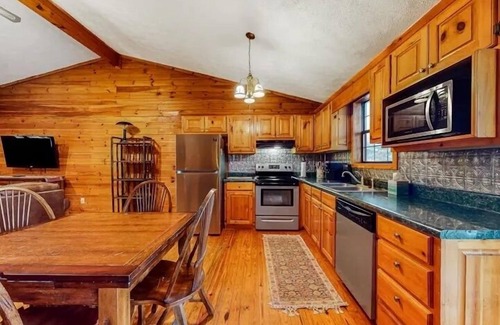 Sautee Nacoochee Cabin | BEAUTIFUL! Hidden GEM! KnottyPines cabin -Hot-tub Heaven with fast Fiber WIFI!