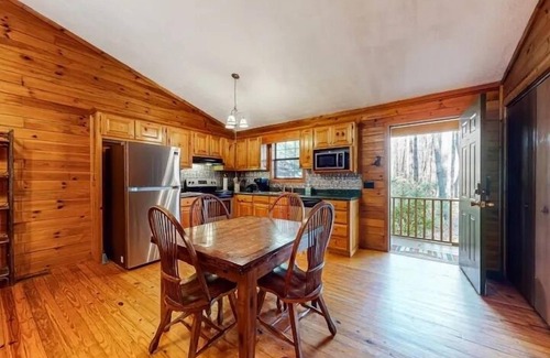 Sautee Nacoochee Cabin | BEAUTIFUL! Hidden GEM! KnottyPines cabin -Hot-tub Heaven with fast Fiber WIFI!