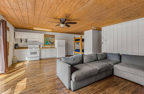 Lake Sequoyah House | Beautiful Highlands Cabin 5 minutes to town!