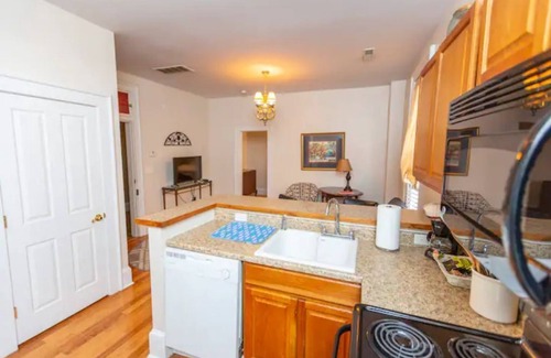 Glendale Apartment | Beautiful Historic Glendale1/1 Suite by Park w/Parking and Wi-fi Suite # 2