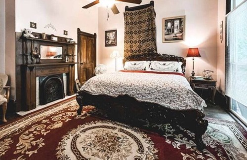 Oxford House | Beautiful Historic Victorian 5b/3b Family,pet friendly!