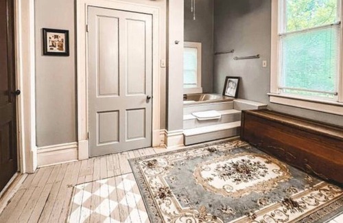 Oxford House | Beautiful Historic Victorian 5b/3b Family,pet friendly!