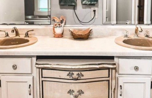 Oxford House | Beautiful Historic Victorian 5b/3b Family,pet friendly!