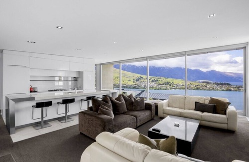 Queenstown House | Beautiful holiday home on Queenstown Hill