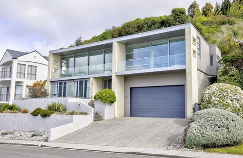 Queenstown House | Beautiful holiday home on Queenstown Hill