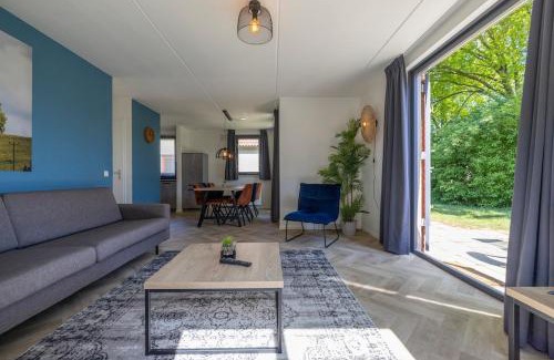 Ewijk House | Beautiful holiday home on park on swimming water