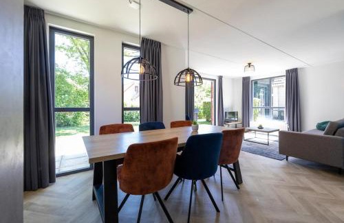 Ewijk House | Beautiful holiday home on park on swimming water