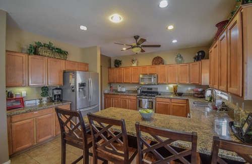 Maricopa House | Beautiful Home 5 bed 3 bath, Quiet Neighborhood Gym & Pool Access