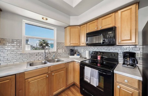 Bermuda Beach House | Beautiful Home by the Beach: Hot Tub, Deck, Views!
