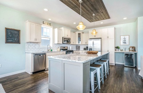 Miami Park House | Beautiful home close to beach with deck, patio, firepit, WiFi, & gas fireplace