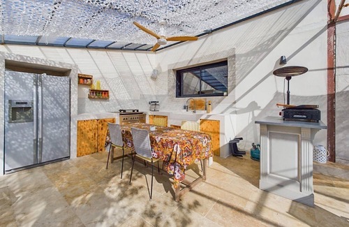 Eyragues House | Beautiful home in Eyragues with WiFi