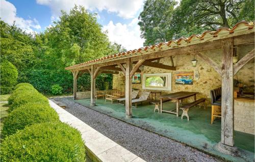 Nieul-le-Dolent House | Beautiful Home In Nieul Le Dolent With Wifi