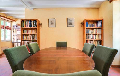 Nieul-le-Dolent House | Beautiful Home In Nieul Le Dolent With Wifi