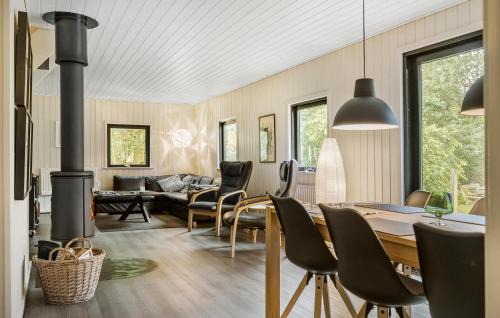 Skygge House | Beautiful Home In Give With Kitchen