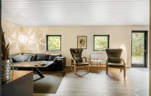 Skygge House | Beautiful Home In Give With Kitchen