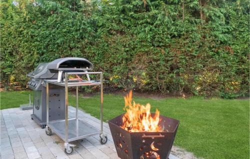 Bønnerup Strand House | Beautiful Home In Glesborg With Kitchen