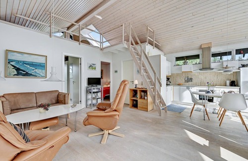 Grena Strand House | Beautiful home in Grenaa with kitchen