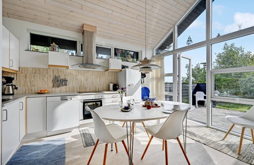 Grena Strand House | Beautiful home in Grenaa with kitchen