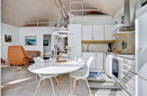 Grena Strand House | Beautiful home in Grenaa with kitchen