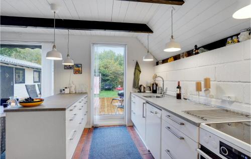Haslevgarde House | Beautiful Home In Hadsund With Kitchen