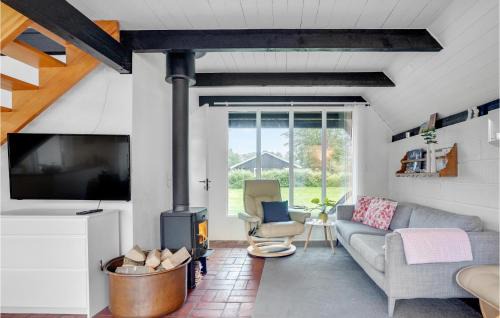 Haslevgarde House | Beautiful Home In Hadsund With Kitchen