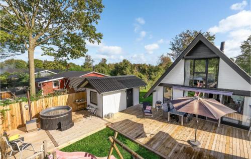 Haslevgarde House | Beautiful Home In Hadsund With Kitchen