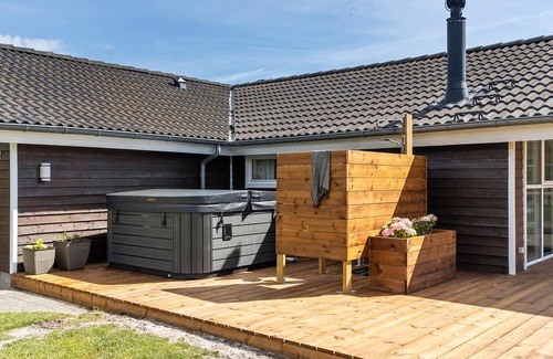 Hou House | Beautiful home in Hals with sauna