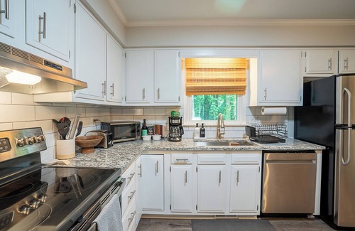 North Raleigh House | Beautiful Home in North Raleigh- Dog Friendly- Discounts for extended stay!