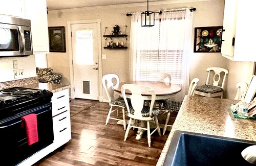 Springfield House | Beautiful Home in PERFECT Location! So Cozy!