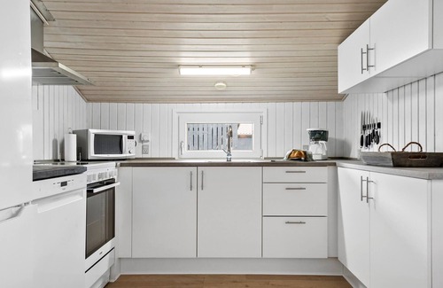 Skjern House | Beautiful home in Skjern with kitchen