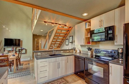 Breckenridge House | Beautiful Home in the Mountains of Breckenridge w/HotTub close to Skiing & Town