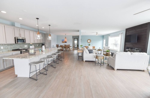 Long Neck House | Beautiful home - marina, beach, pools, family fun, pets!